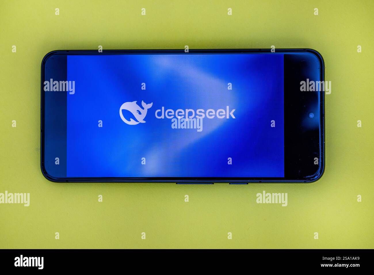 Londra, Regno Unito. 28 gennaio 2025. DeepSeek su uno smartphone. Il successo del nuovo chatbot cinese di intelligenza artificiale DeepSeek fa precipitare le scorte tecnologiche in tutto il mondo. Il nuovo chatbot minaccia di abbinare le prestazioni dei principali concorrenti globali a un costo inferiore. Foto Stock