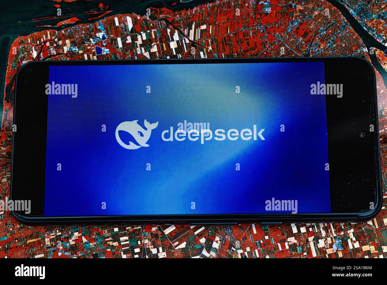 Londra, Regno Unito. 28 gennaio 2025. DeepSeek su uno smartphone. Il successo del nuovo chatbot cinese di intelligenza artificiale DeepSeek fa precipitare le scorte tecnologiche in tutto il mondo. Il nuovo chatbot minaccia di abbinare le prestazioni dei principali concorrenti globali a un costo inferiore. Foto Stock