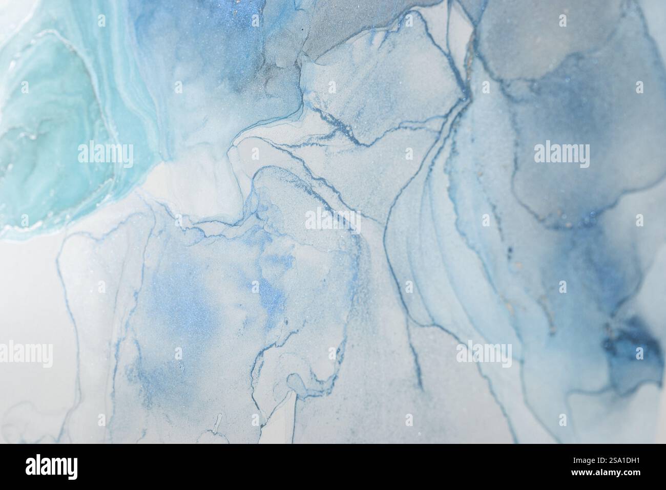 Sfumature fluide di blu creano un incantevole design astratto con inchiostro alcolico in toni tenui Foto Stock