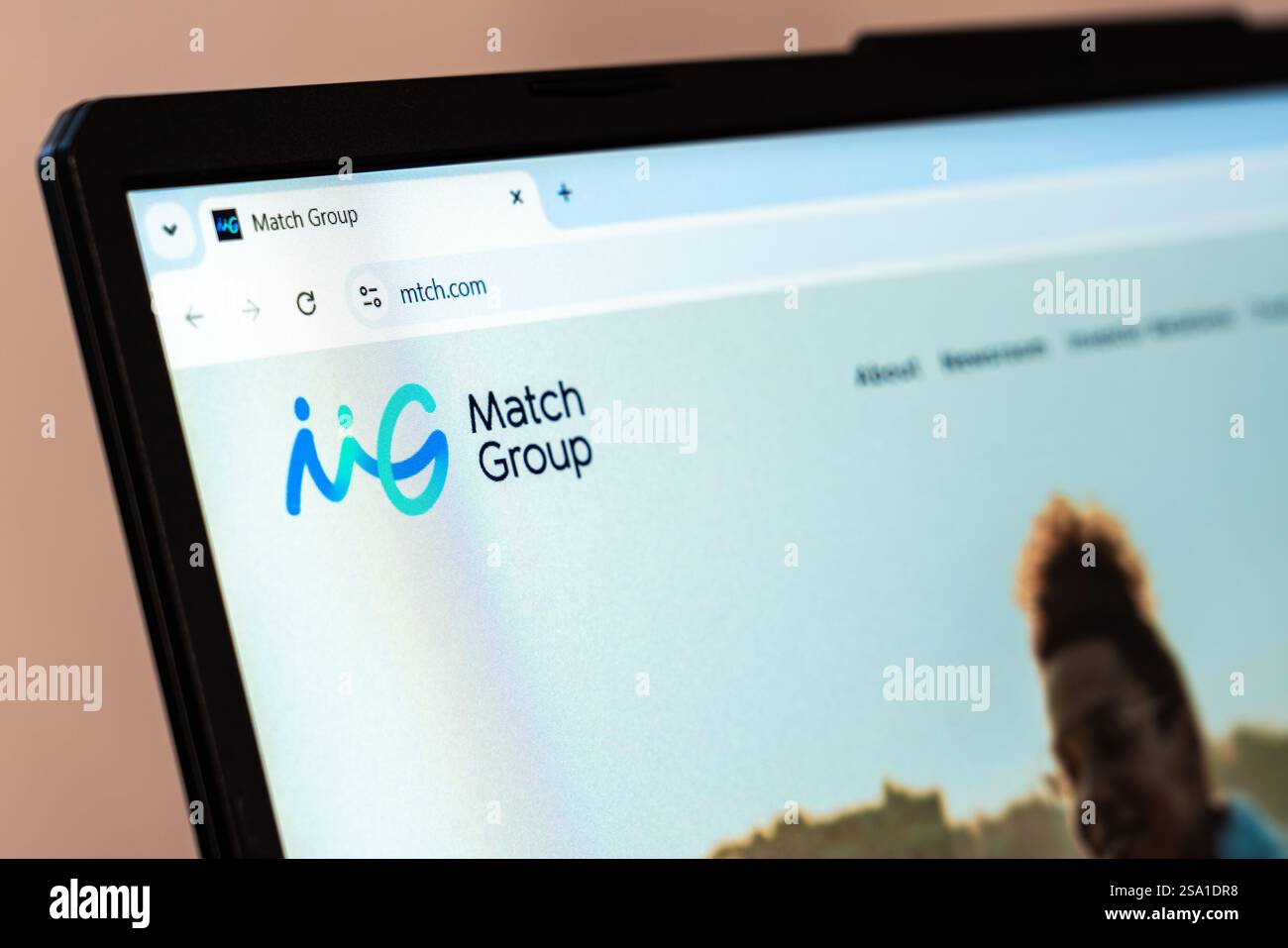 New York, USA - 26 gennaio 2025: Homepage del sito Match Group con logo e servizi di piattaforme di incontri online Foto Stock