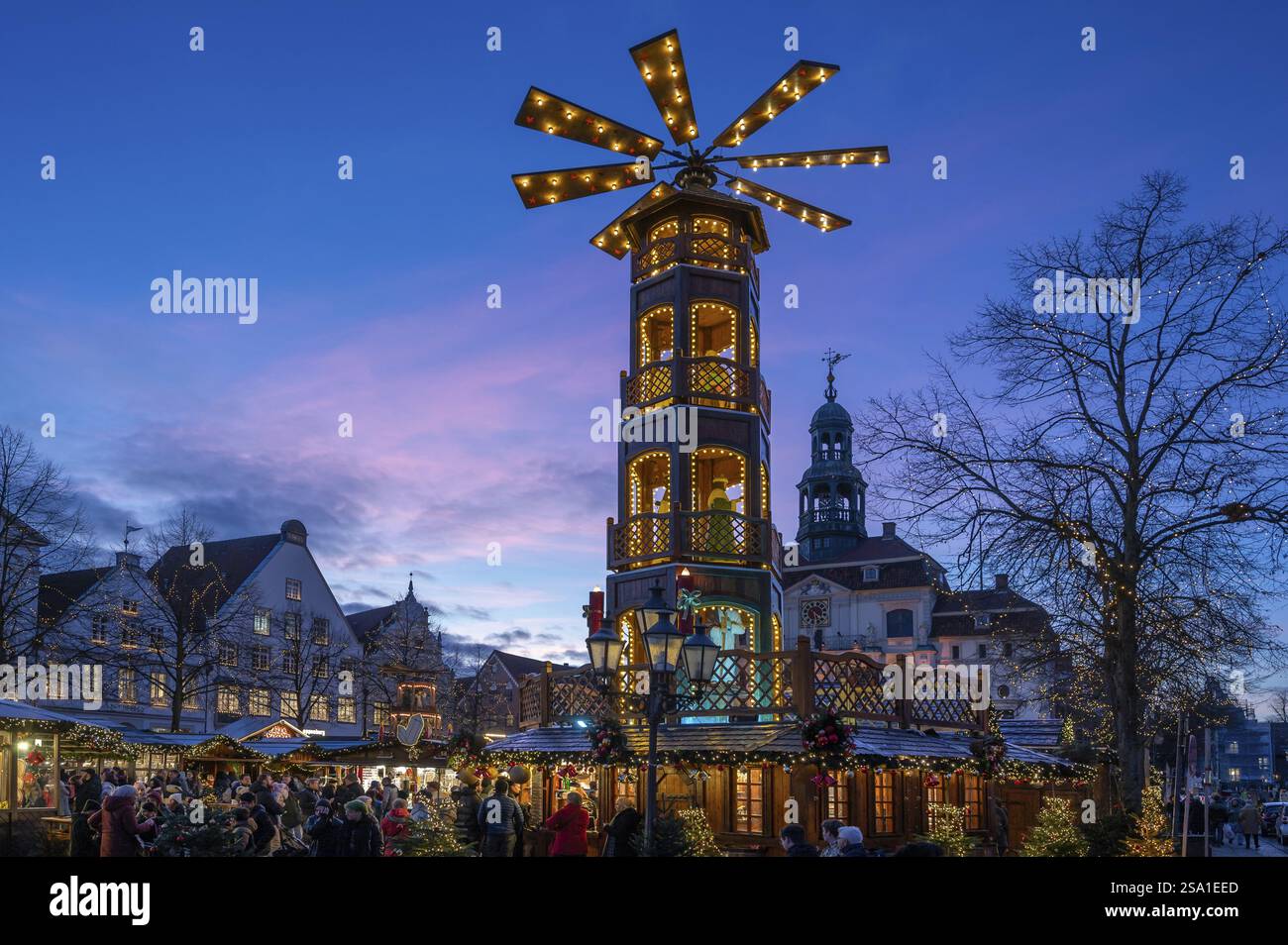 Grande piramide natalizia al mercatino di Natale al crepuscolo, dietro lo storico municipio, Lueneburg, bassa Sassonia, Germania, Europa Foto Stock
