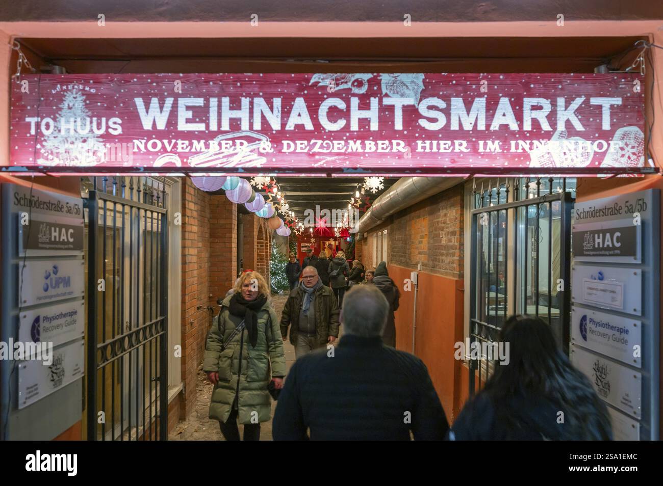 Ingresso a un mercatino di Natale nella zona pedonale di Lueneburg, bassa Sassonia, Germania, Europa Foto Stock
