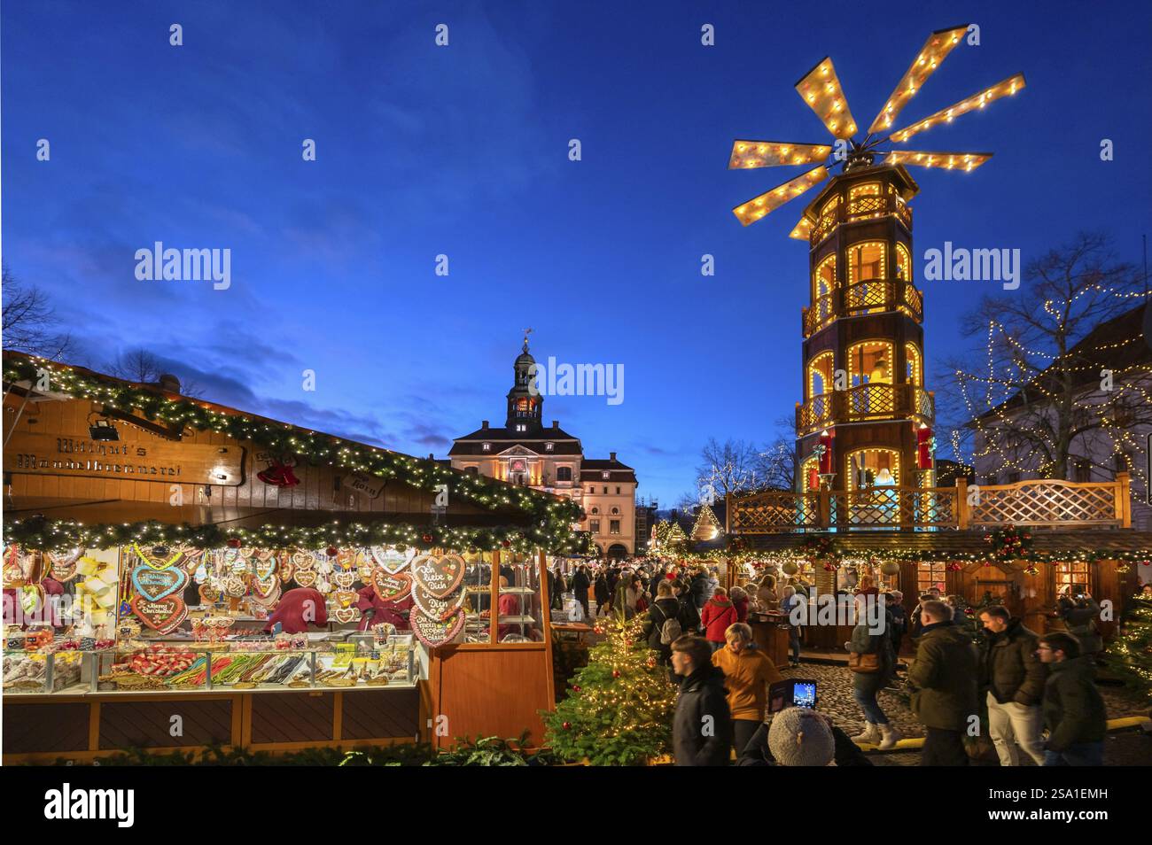Mercatino di Natale con grande piramide natalizia sulla piazza del mercato, dietro lo storico municipio, Lueneburg, bassa Sassonia, Germania, Europa Foto Stock