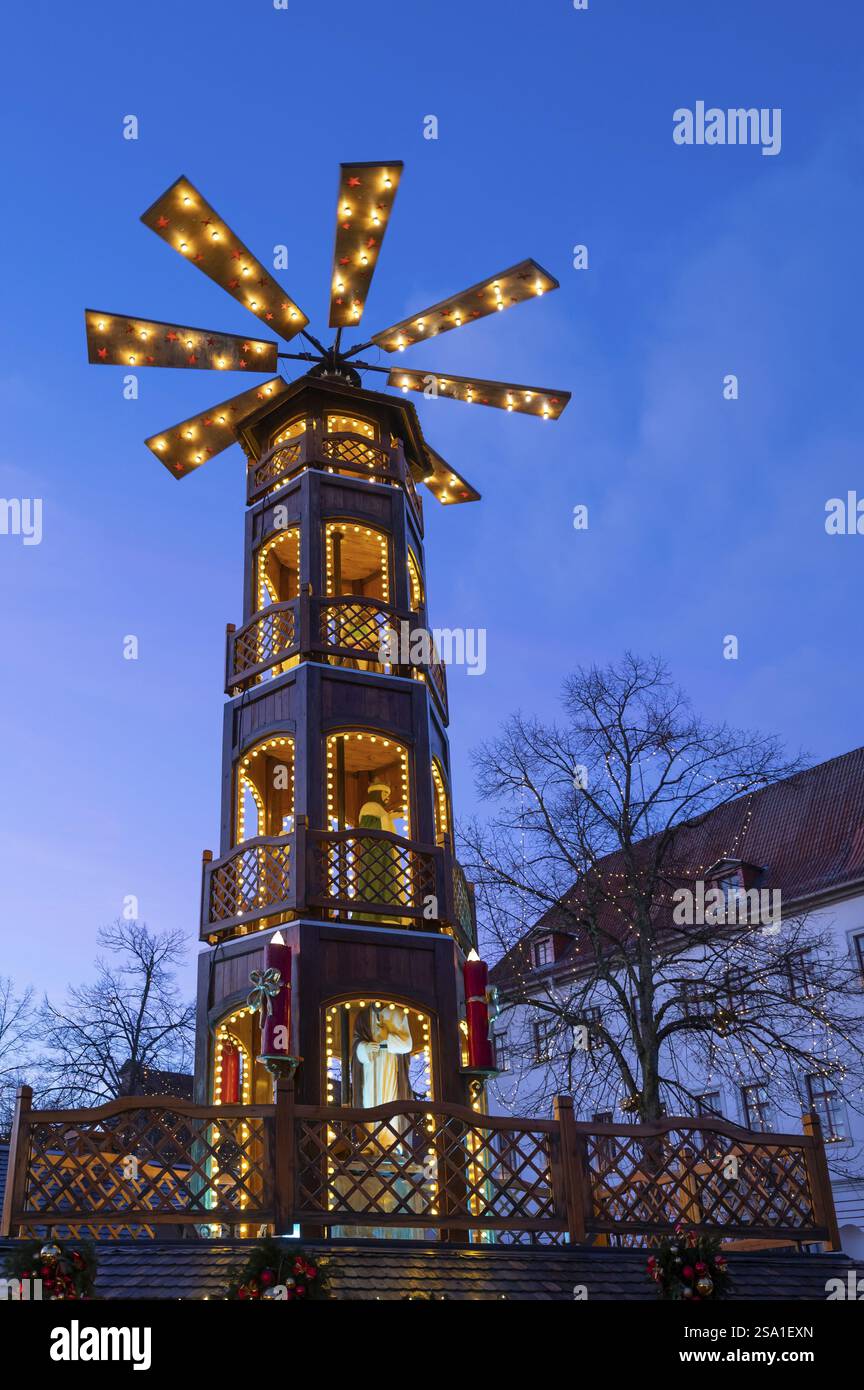 Grande piramide natalizia al mercatino di Natale al crepuscolo, Lueneburg, bassa Sassonia, Germania, Europa Foto Stock