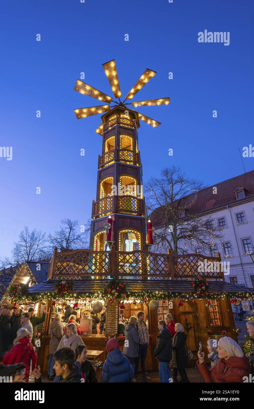 Grande piramide natalizia al mercatino di Natale al crepuscolo, Lueneburg, bassa Sassonia, Germania, Europa Foto Stock