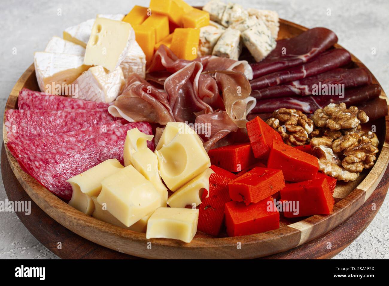 Assortimento di tagli di carne di formaggio, su un piatto, vista dall'alto, nessuno Foto Stock