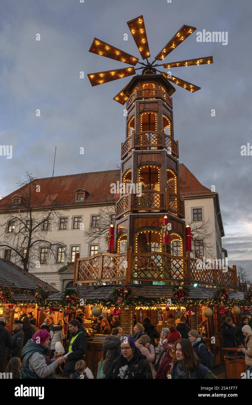 Grande piramide natalizia al mercatino di Natale, sulla piazza del mercato, Lueneburg, bassa Sassonia, Germania, Europa Foto Stock