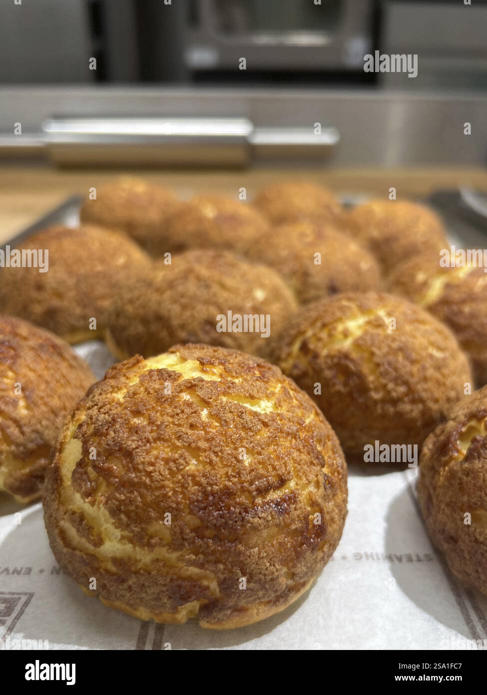 Spugne con panna appena sfornate, Vienna, Austria, Europa Foto Stock