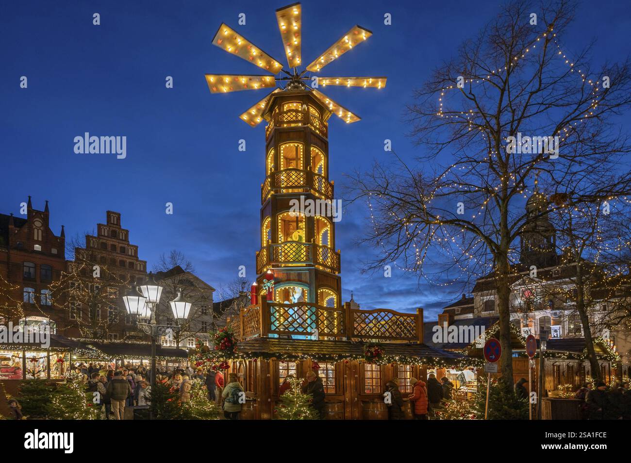 Grande piramide natalizia al mercatino di Natale sulla piazza del mercato, Lueneburg, bassa Sassonia, Germania, Europa Foto Stock