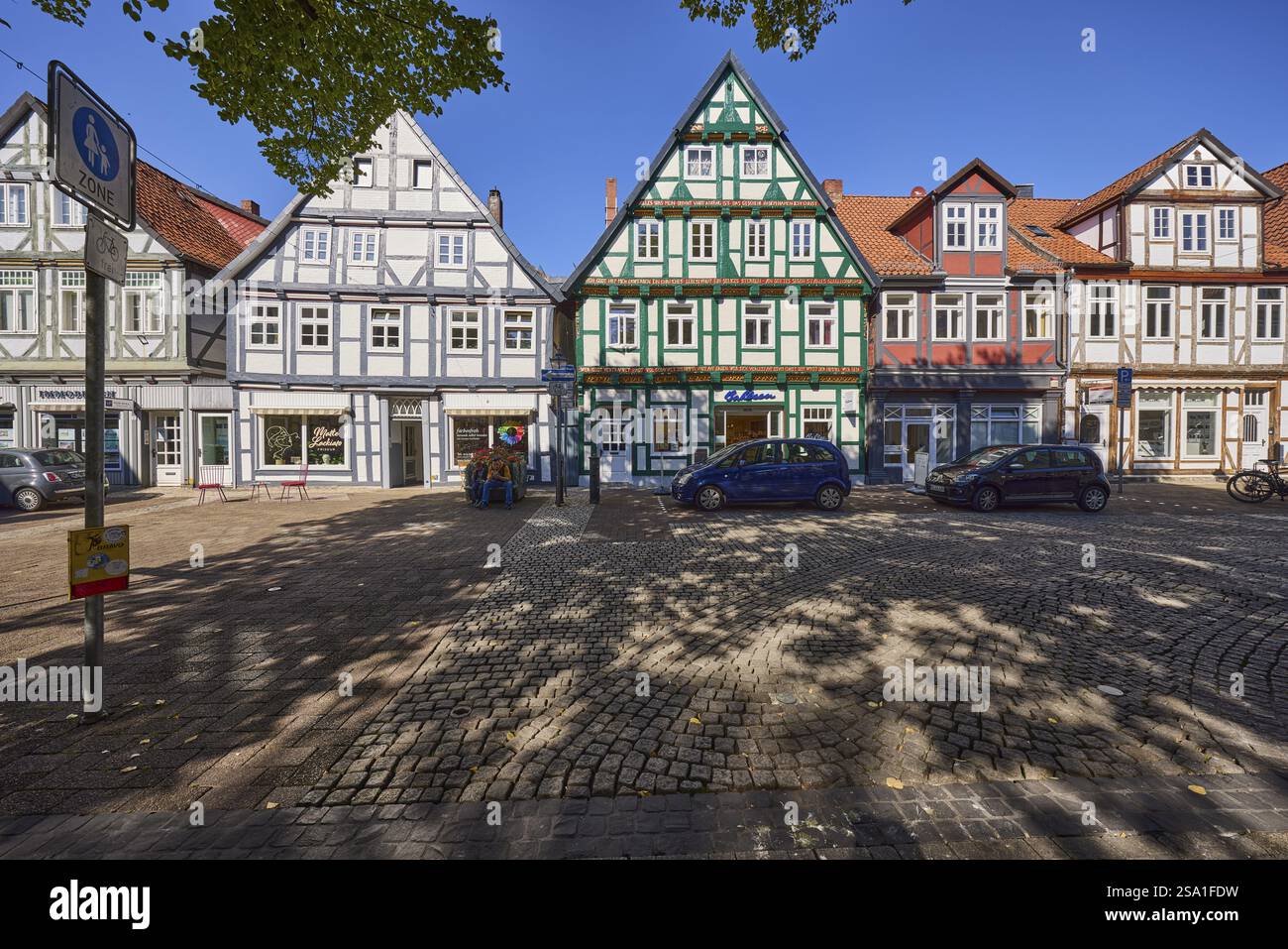 Outlet, Bahlsen GmbH und Co KG, case in legno, albero, ombra, zona pedonale, fila di case, cielo blu, senza nuvole, Schuhstrasse, Brandplatz, CE Foto Stock