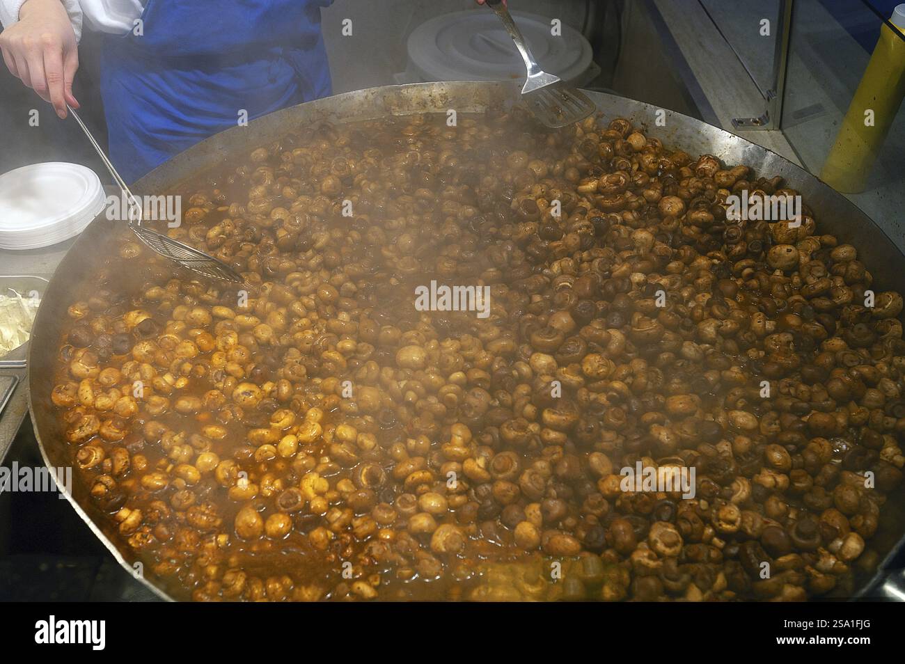 Grande teglia per funghi in un mercatino di Natale, bassa Sassonia, Germania, Europa Foto Stock