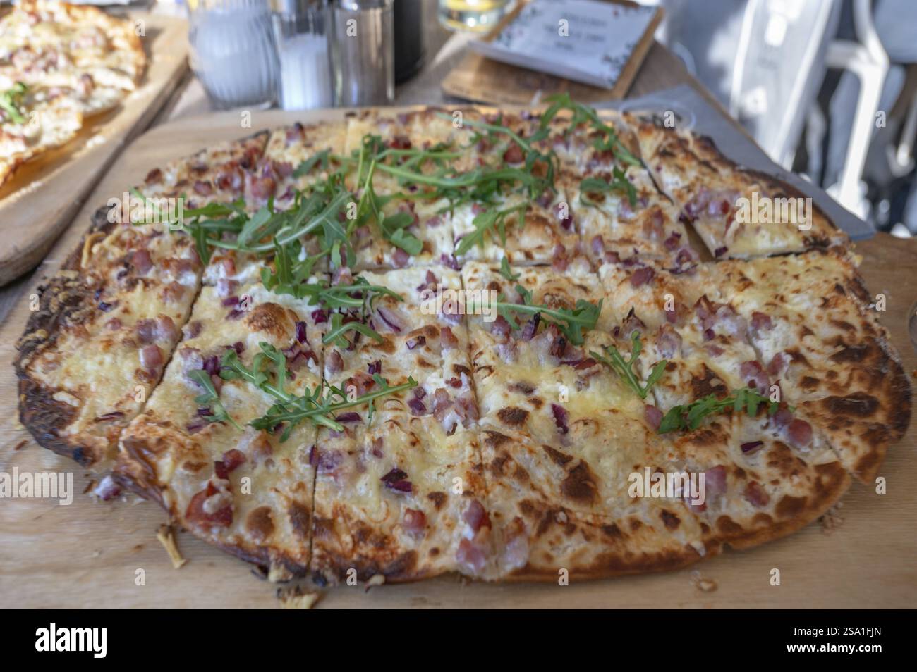 Classico flambee tarte con quark fresco, cipolle e pancetta, Baviera, Germania, Europa Foto Stock