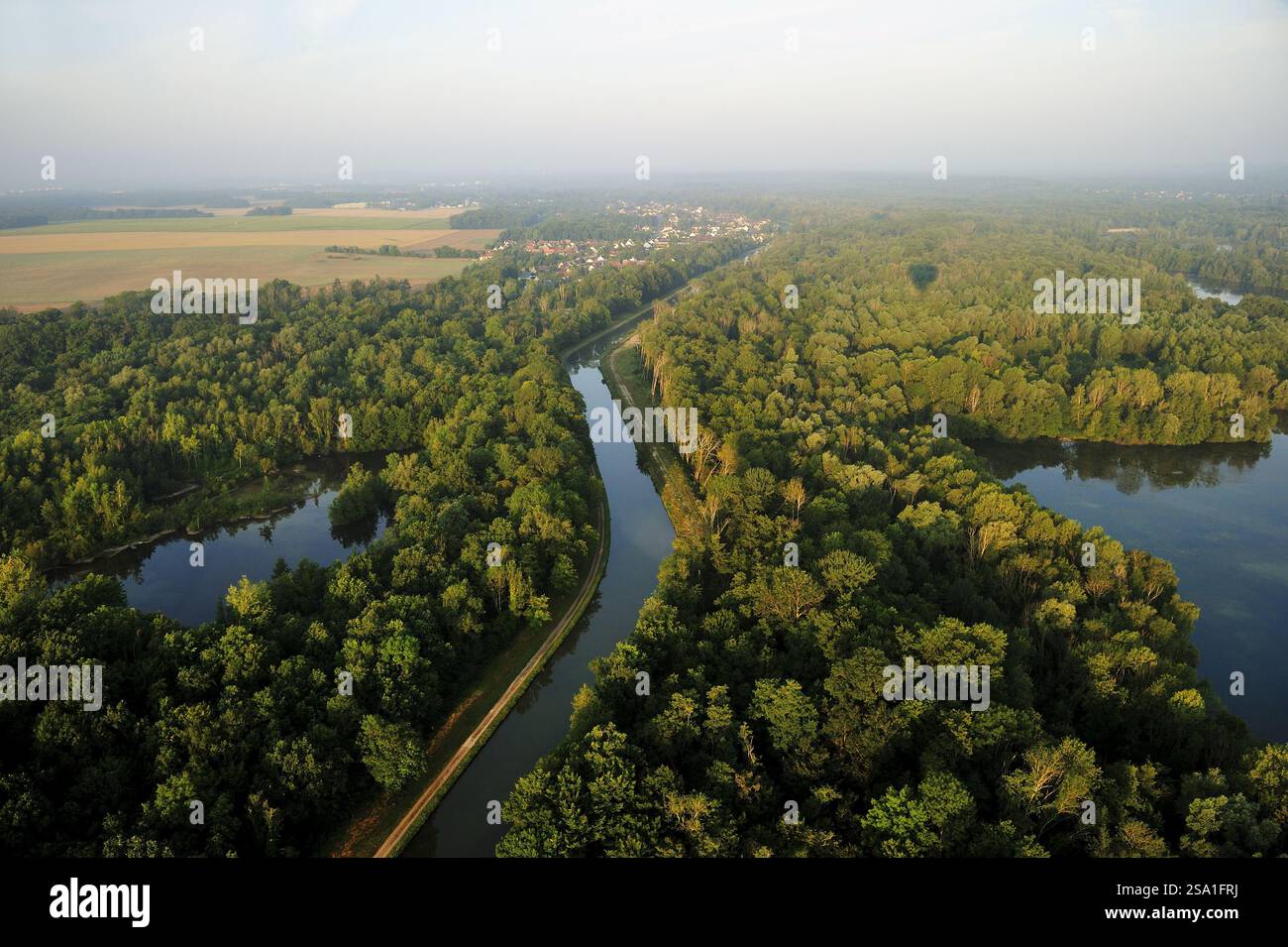 FRANCIA. SEINE-ET-MARNE (77) VOLO IN MONGOLFIERA (VISTA AEREA) SOPRA LA VALLE DEL LOING E LA FORESTA DI FONTAINEBLEAU, STAGNI INTORNO AL VILLAGGIO DI GR Foto Stock