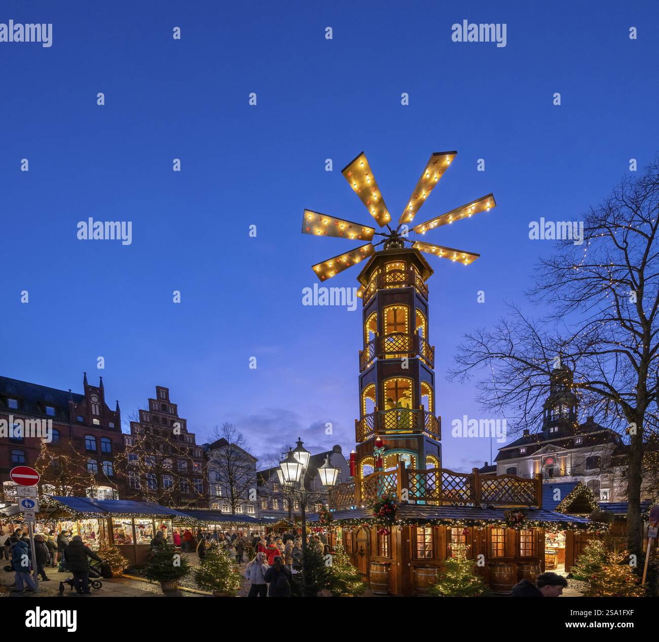 Mercatino di Natale con grande piramide natalizia sulla piazza del mercato, dietro lo storico municipio, Lueneburg, bassa Sassonia, Germania, Europa Foto Stock