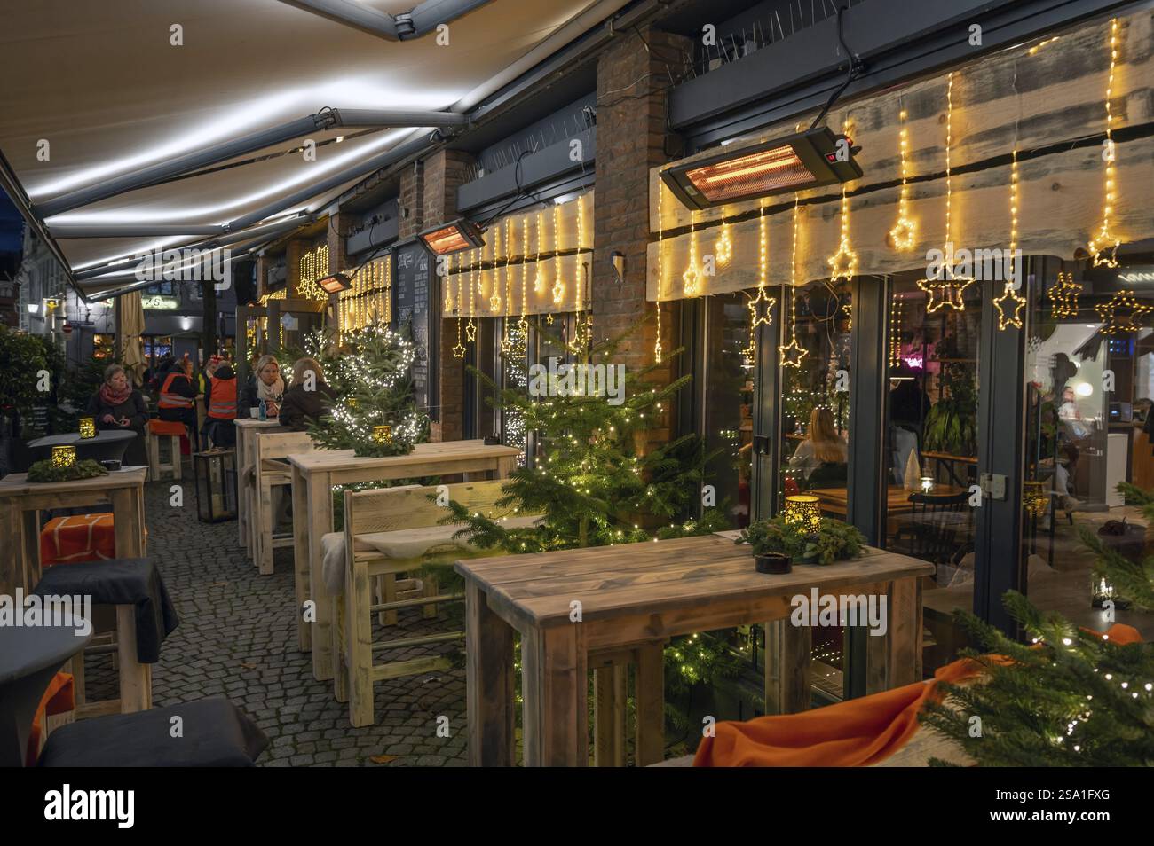 Decorazioni natalizie nella zona pedonale di un ristorante, Lueneburg, bassa Sassonia, Germania, Europa Foto Stock