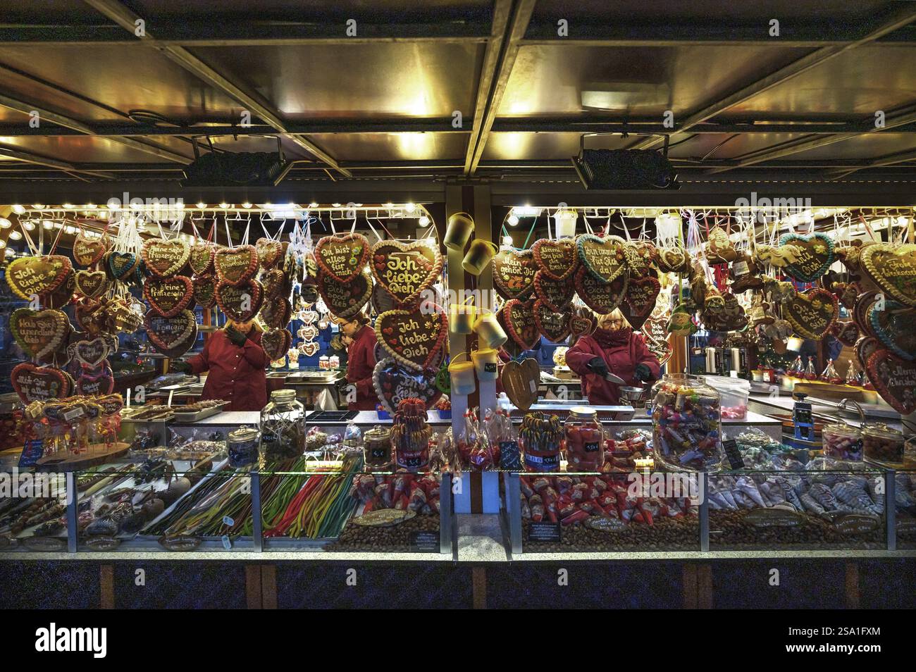 Bancarelle natalizie con dolci e cuori di pan di zenzero al mercatino di Natale sulla piazza del mercato, Lueneburg, bassa Sassonia, Germania, Europa Foto Stock