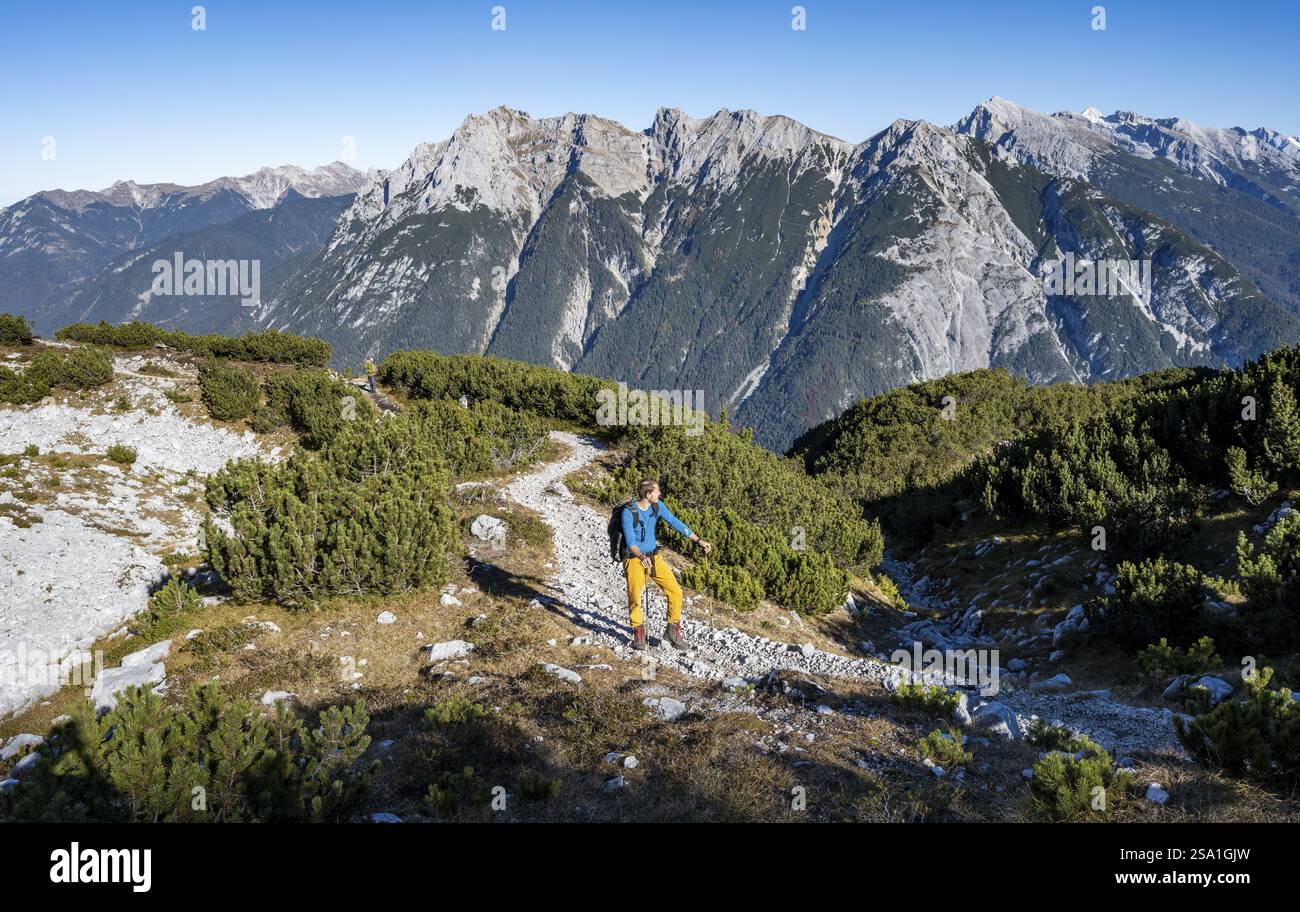 Alpinisti su un sentiero escursionistico, paesaggio montano autunnale, salita alla grosse Arnspitze, vista sulle cime del Karwendel, vicino a Scharnitz, Foto Stock