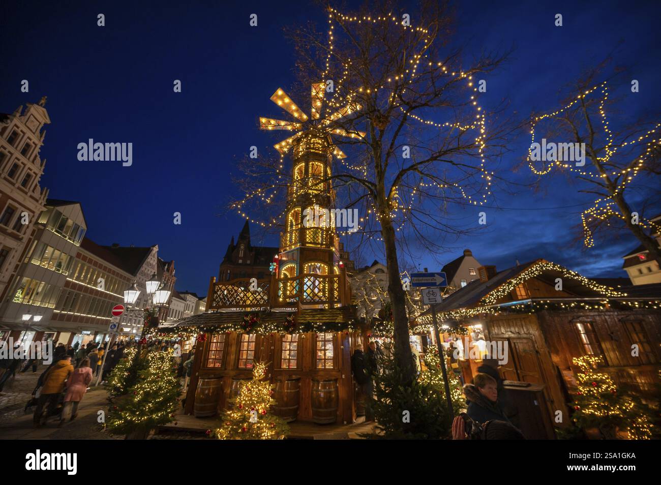 Grande piramide natalizia al mercatino di Natale, sulla piazza del mercato, Lueneburg, bassa Sassonia, Germania, Europa Foto Stock