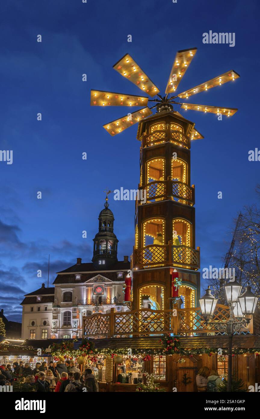 Grande piramide natalizia al mercatino di Natale sulla piazza del mercato, Lueneburg, bassa Sassonia, Germania, Europa Foto Stock