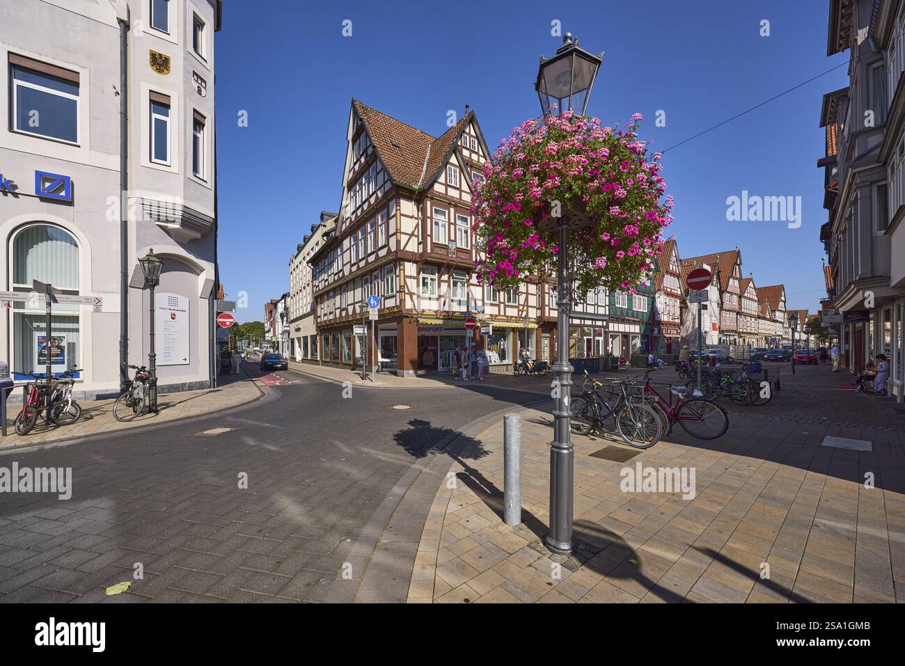 Lanterna, decorazione floreale, petunia da giardino (Petunia Ã— ibrida), geranio edera (Pelargonium Peltatum), case a graticcio, cielo azzurro senza nuvole, inverni Foto Stock