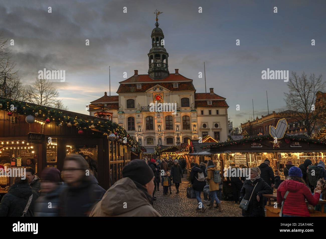 Mercatino di Natale al crepuscolo, dietro il municipio sulla piazza del mercato, Lueneburg, bassa Sassonia, Germania, Europa Foto Stock
