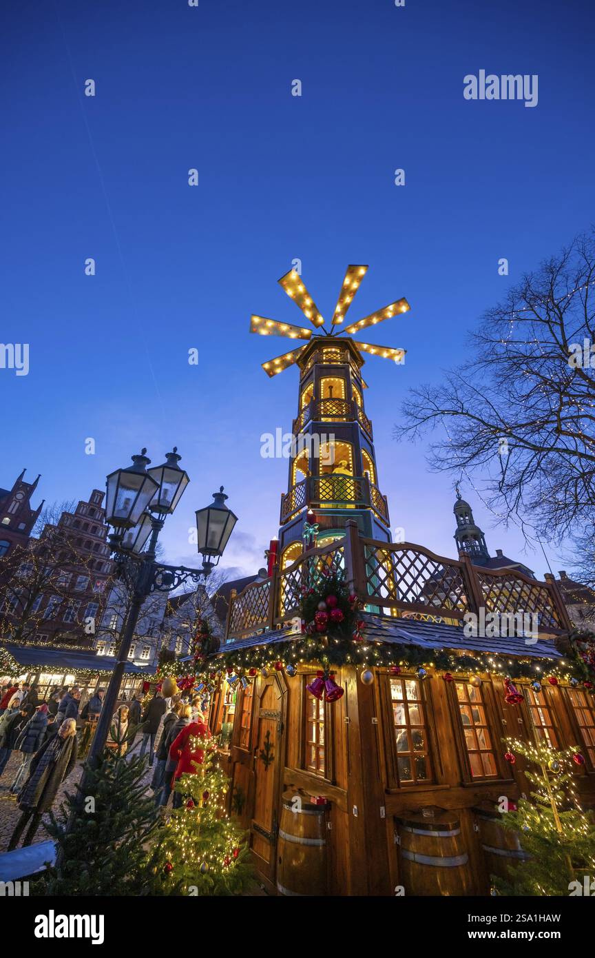 Grande piramide natalizia al mercatino di Natale sulla piazza del mercato, Lueneburg, bassa Sassonia, Germania, Europa Foto Stock
