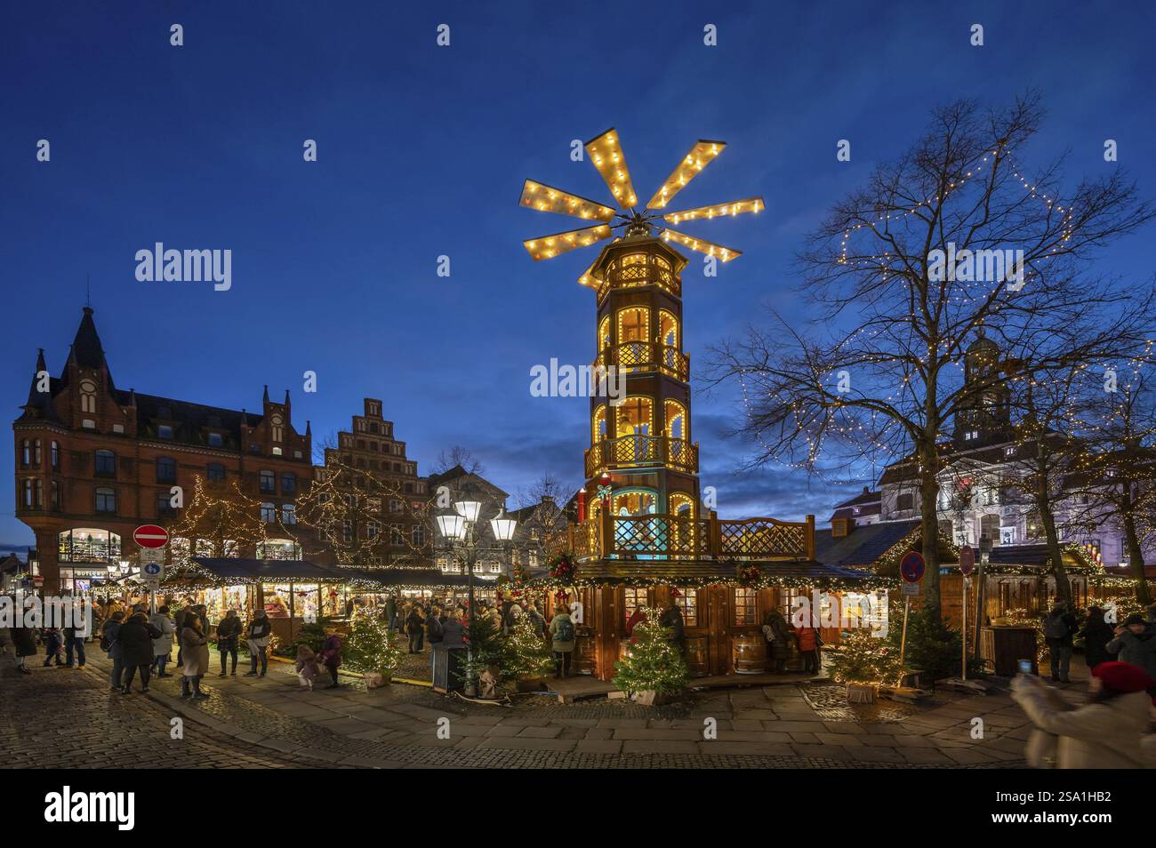 Mercatino di Natale con grande piramide natalizia sulla piazza del mercato, dietro lo storico municipio, Lueneburg, bassa Sassonia, Germania, Europa Foto Stock