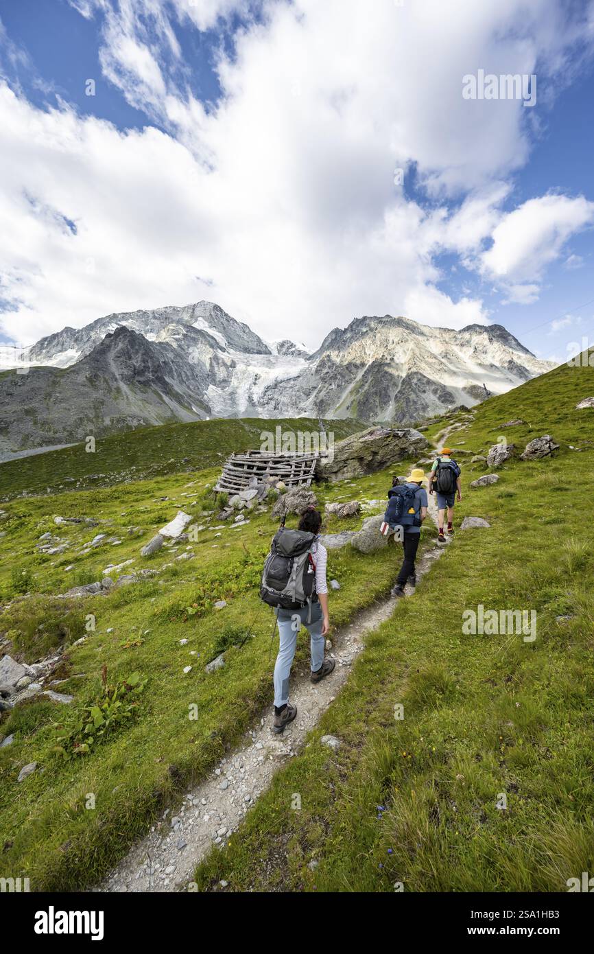 Alpinista su un sentiero escursionistico, paesaggio montano vicino ad Arolla, dietro il ghiacciaio di Tsijore Nouve, Vallese, Alpi occidentali Svizzera Foto Stock