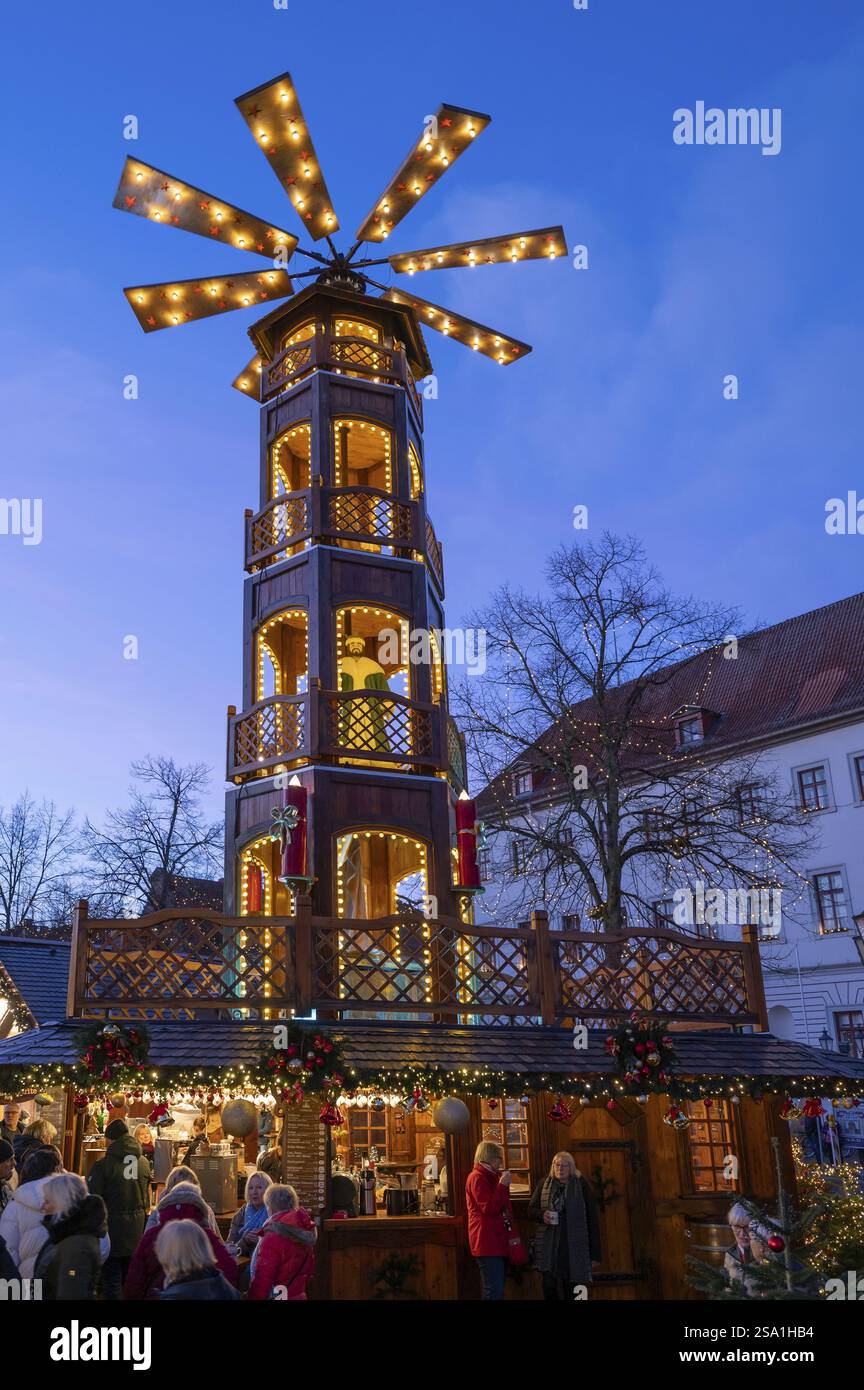 Grande piramide natalizia al mercatino di Natale al crepuscolo, Lueneburg, bassa Sassonia, Germania, Europa Foto Stock