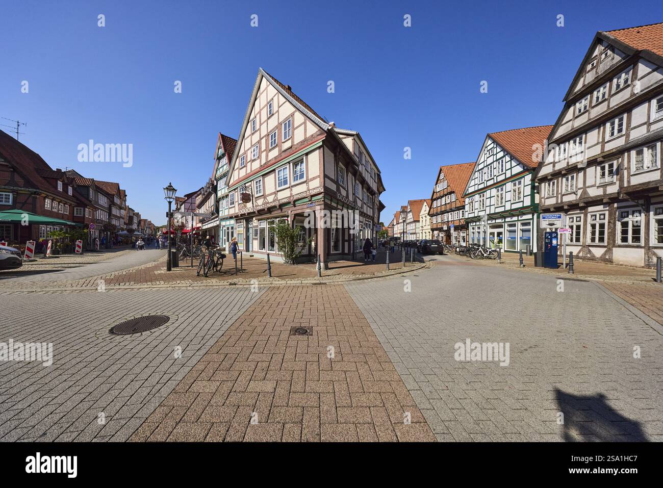 Case a graticcio, centro città, cielo azzurro senza nuvole, intersezione Kleiner Plan con Am Heiligen Kreuz e Mauernstrasse, celle, Lueneburg Heath, dis Foto Stock