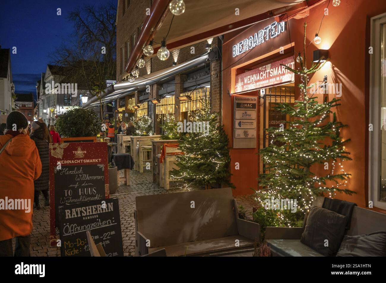Decorazioni natalizie nella zona pedonale, Lueneburg, bassa Sassonia, Germania, Europa Foto Stock