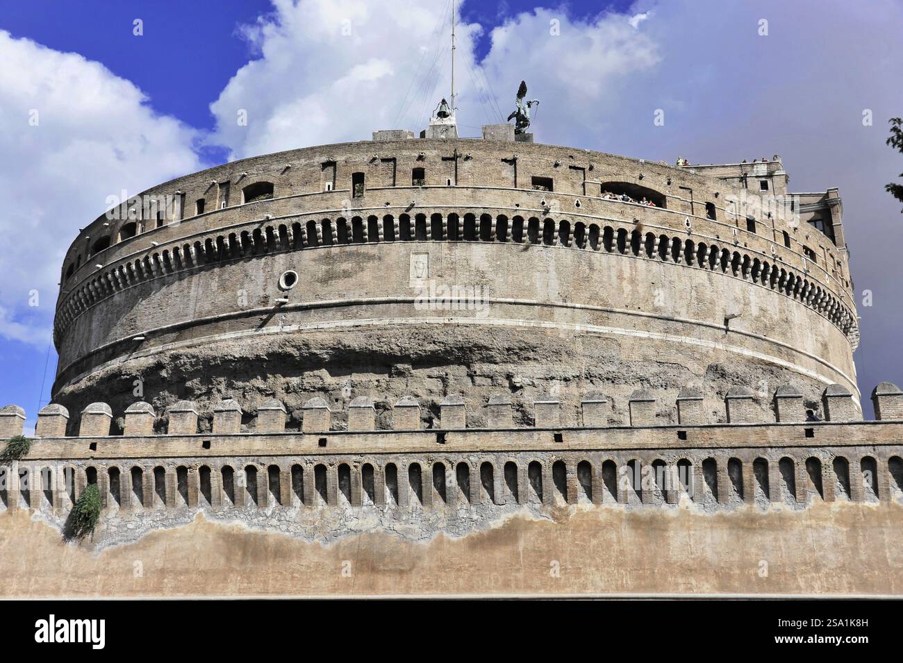 Castel Sant'Angelo, Castel Sant'Angelo, Roma, Italia, Europa, struttura circolare di Castel Sant'Angelo con cielo drammatico, Vaticano, Lazio, Europa Foto Stock