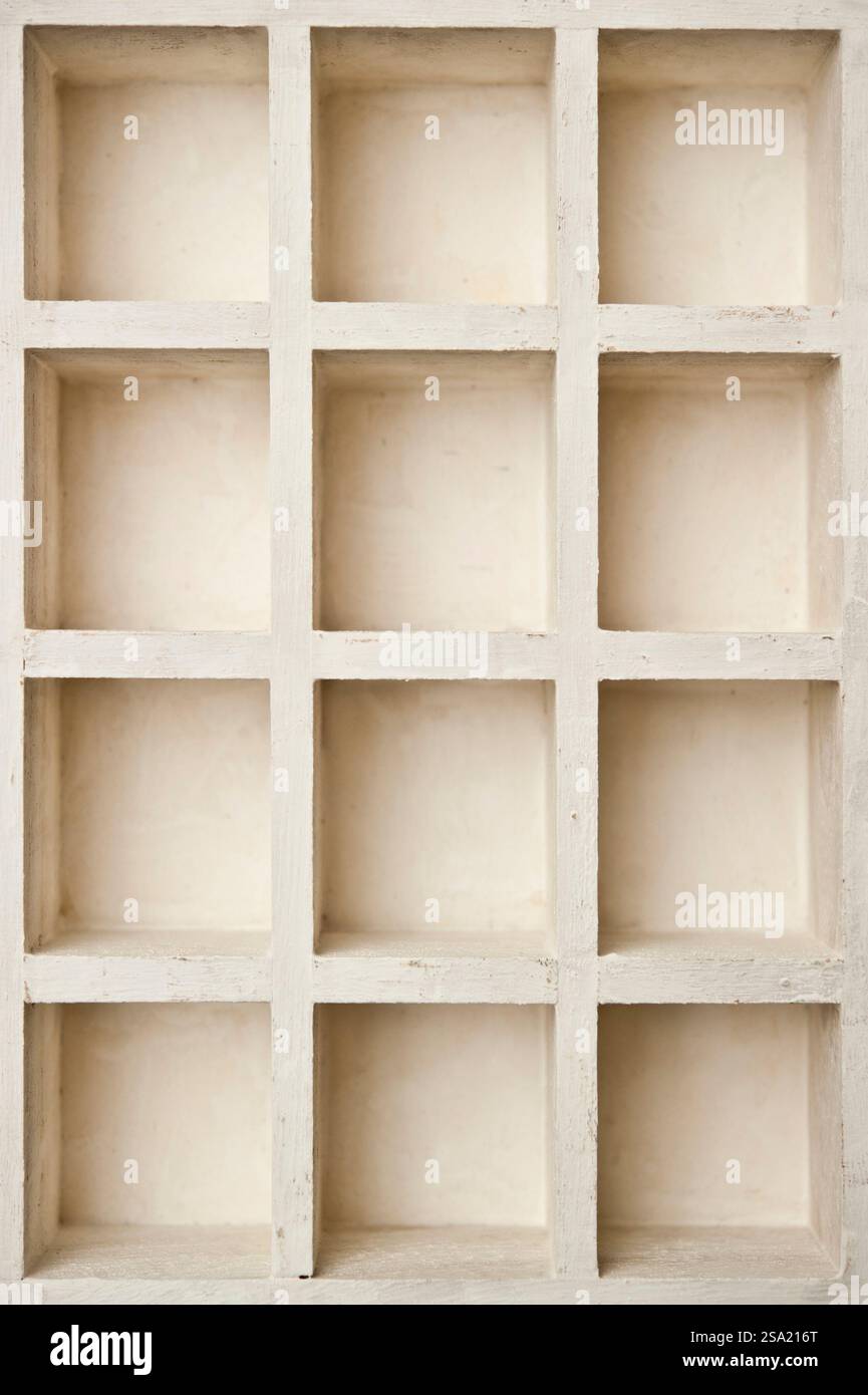scatola di legno bianca con scomparti Foto Stock