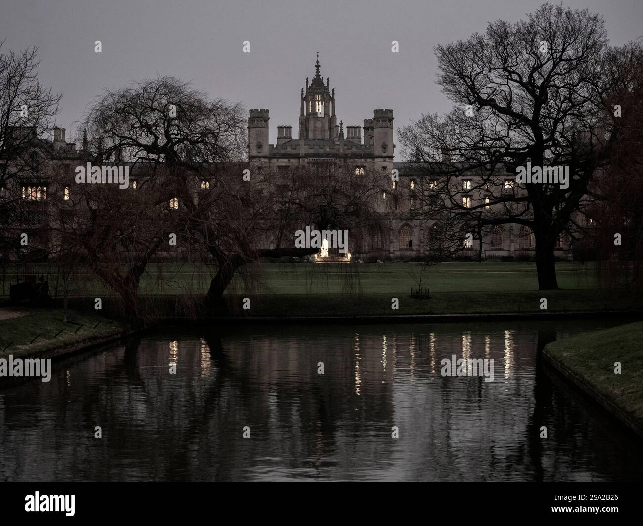 St Johns College at Nighttime, riflesso in The River Cam, University of Cambridge, Cambridgeshire, Inghilterra, Regno Unito, GB. Foto Stock