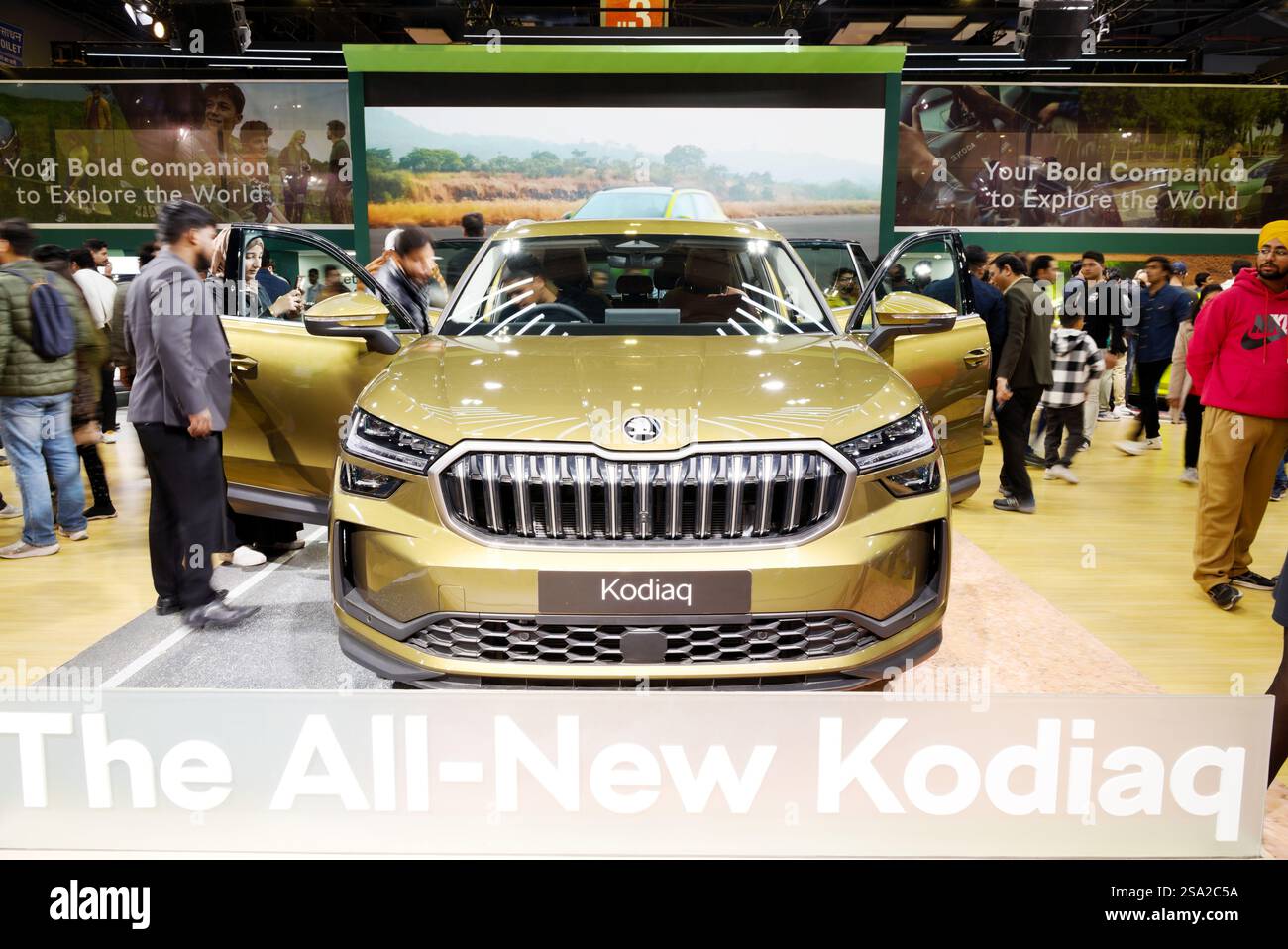 NUOVA DELHI - 20 GENNAIO 2025: I visitatori possono visitare l'auto Skoda Kodiaq esposta al Bharat Mobility Global Expo 2025 di nuova Delhi, in India. Foto Stock