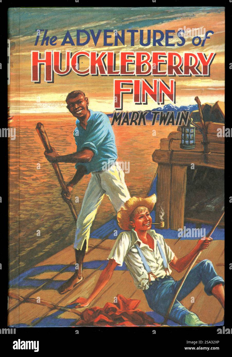 Ha utilizzato una copia vintage del 1960 del classico libro per bambini americano The Adventures of Huckleberry Finn di Mark Twain pubblicato per la prima volta nel 1884. È il sequel di The Adventures of Tom Sawyer, pubblicato per la prima volta nel 1876. Questa copia cartacea della metà del secolo è stata pubblicata nel 1967. L'illusione è degli amici Huckleberry e del suo amico Jim, che sta scappando dalla schiavitù, su una zattera sul fiume Mississippi. Foto Stock