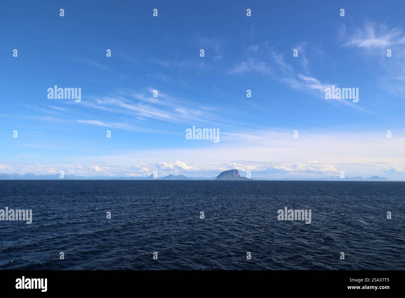 Vista della piccola isola rocciosa di Lovund, Norvegia Foto Stock