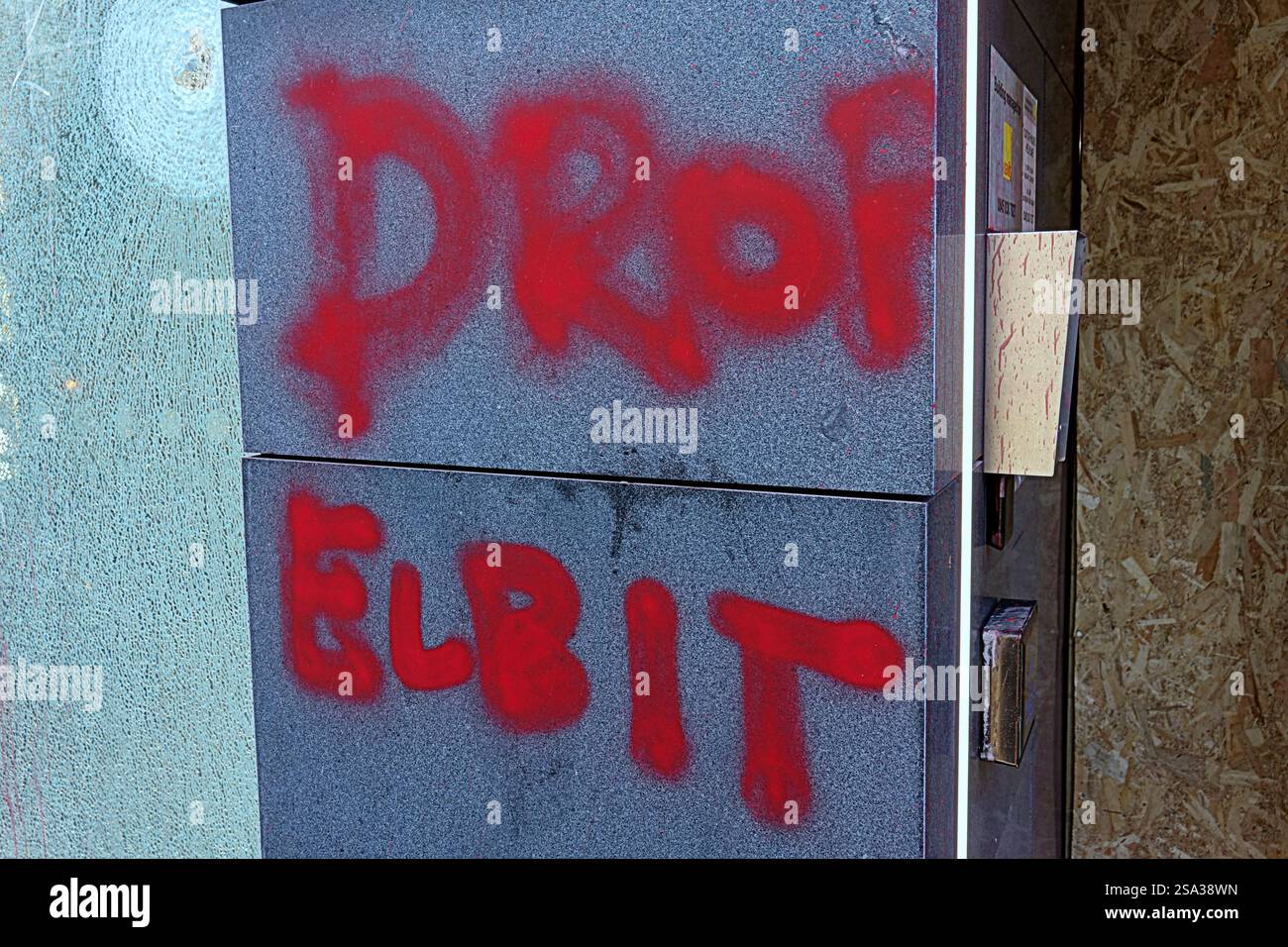 Glasgow, Scozia, Regno Unito. 28 gennaio 2025. Attivisti pro palestinesi attaccano l'ufficio di una compagnia di armamenti "Elbit" che fornisce israele per la terza volta. Frantumare le finestre e coprire l'interno e la facciata con vernice rossa. Questo pomeriggio c'erano dei venditori per salire a bordo della facciata e sostituire le finestre. "drop elbit" è stato visto nei graffitti sul fronte. Credit Gerard Ferry/Alamy Live News Foto Stock