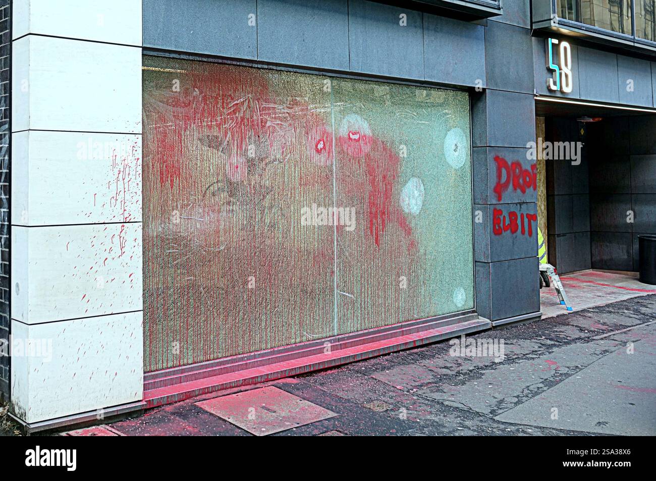 Glasgow, Scozia, Regno Unito. 28 gennaio 2025. Attivisti pro palestinesi attaccano l'ufficio di una compagnia di armamenti "Elbit" che fornisce israele per la terza volta. Frantumare le finestre e coprire l'interno e la facciata con vernice rossa. Questo pomeriggio c'erano dei venditori per salire a bordo della facciata e sostituire le finestre. "drop elbit" è stato visto nei graffitti sul fronte. Credit Gerard Ferry/Alamy Live News Foto Stock