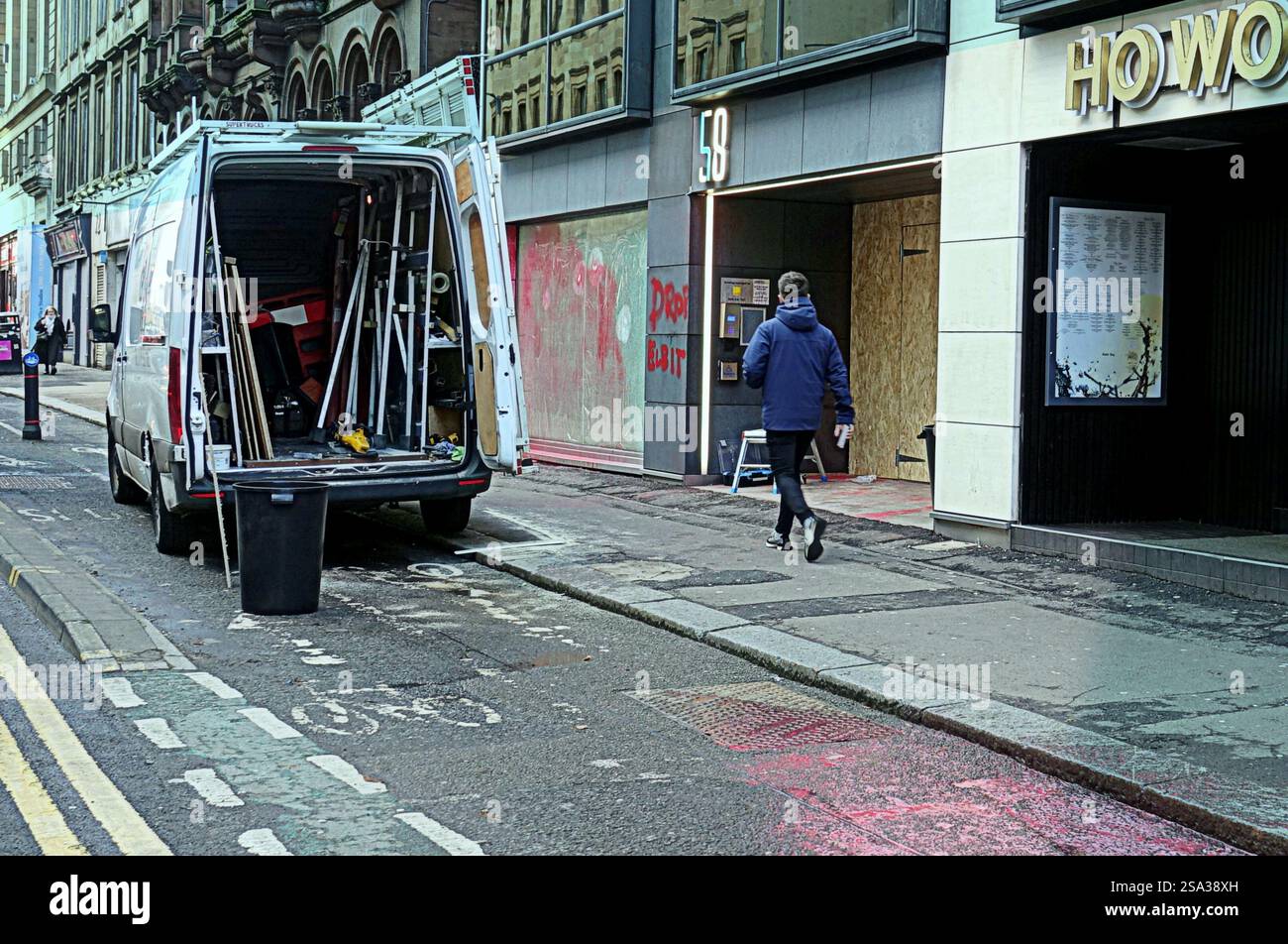 Glasgow, Scozia, Regno Unito. 28 gennaio 2025. Attivisti pro palestinesi attaccano l'ufficio di una compagnia di armamenti "Elbit" che fornisce israele per la terza volta. Frantumare le finestre e coprire l'interno e la facciata con vernice rossa. Questo pomeriggio c'erano dei venditori per salire a bordo della facciata e sostituire le finestre. "drop elbit" è stato visto nei graffitti sul fronte. Credit Gerard Ferry/Alamy Live News Foto Stock