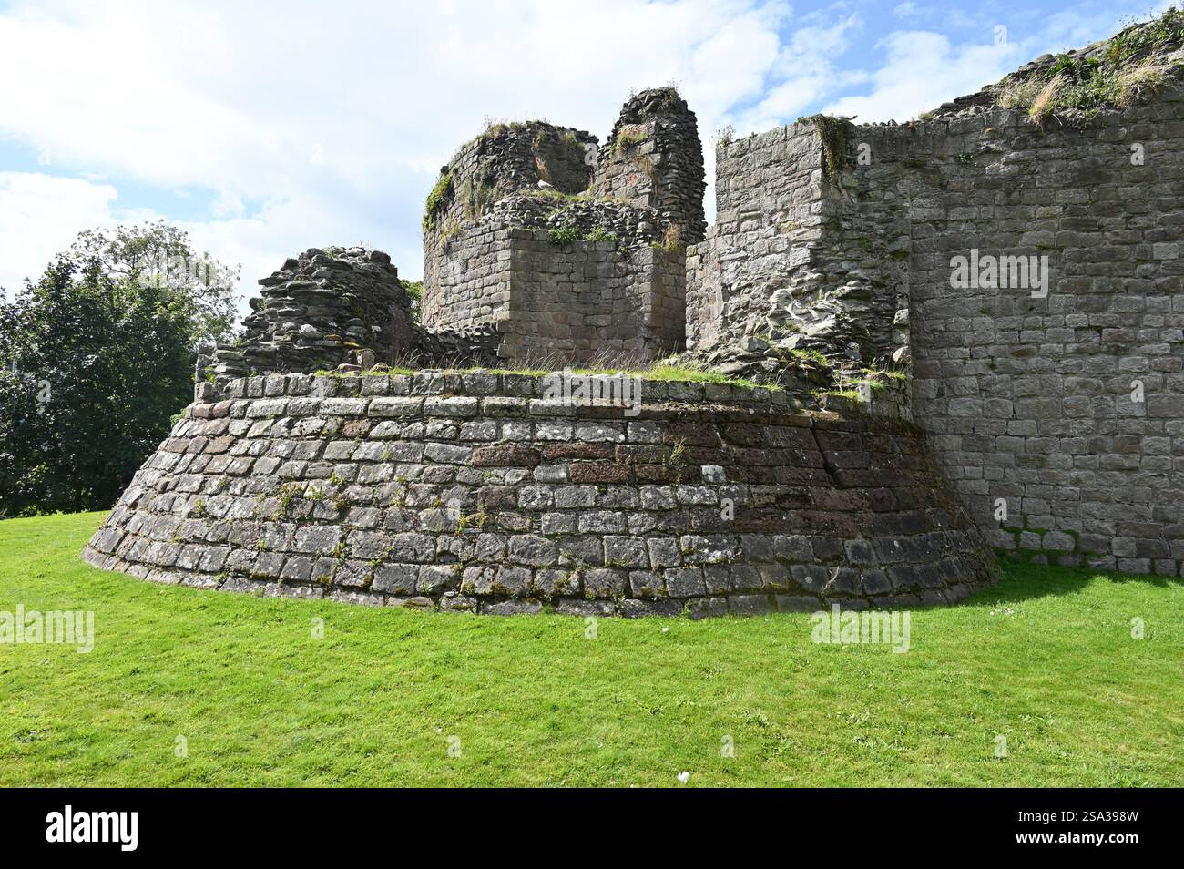 Esterno del castello di Rothesay del XIII secolo in rovina, Isola di Bute, Scozia Foto Stock