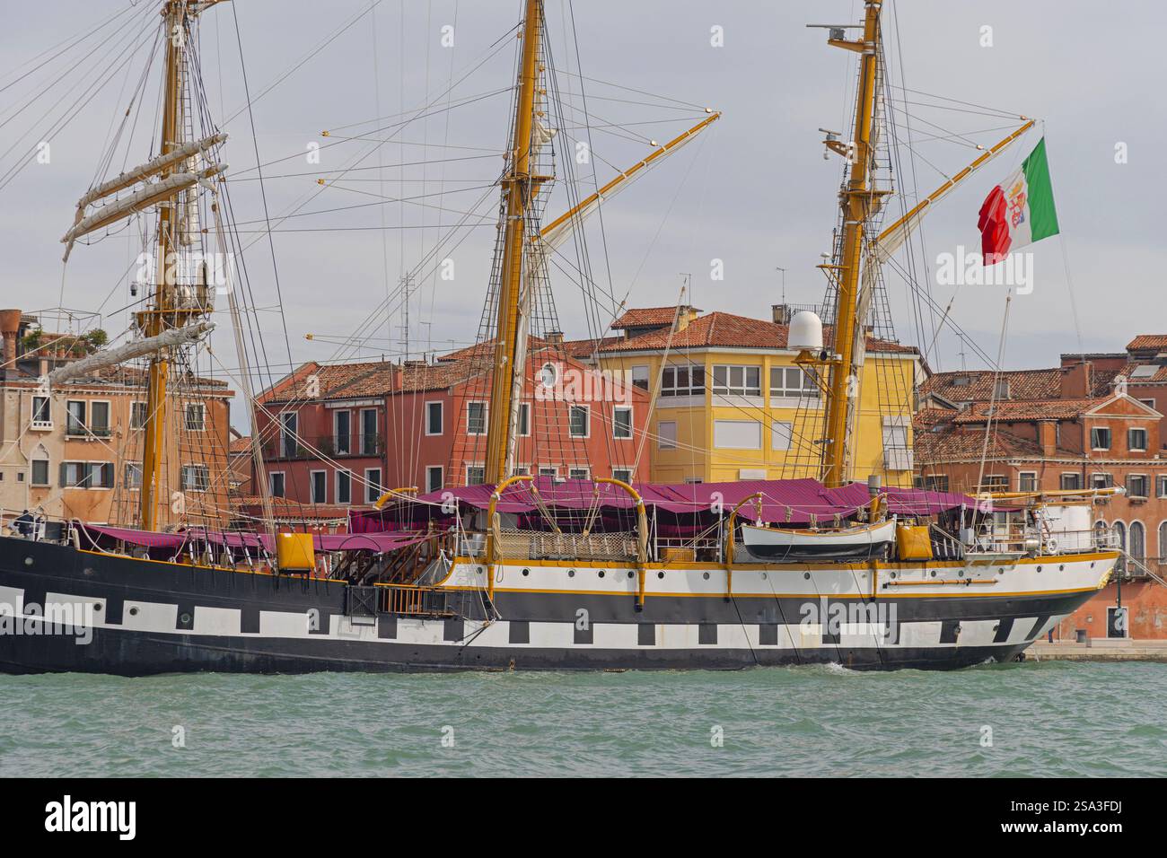 Vecchia nave da addestramento per la Marina militare italiana ormeggiata al molo di Venezia in occasione del primo piano del giorno d'autunno Foto Stock
