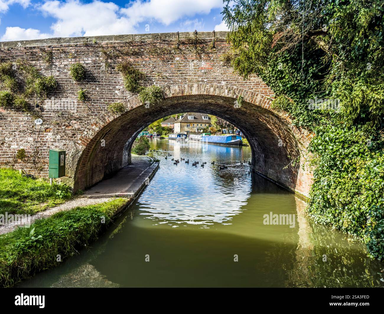 Ponte sul canale Kennet e Avon a Hungerford nel Berkshire. Foto Stock