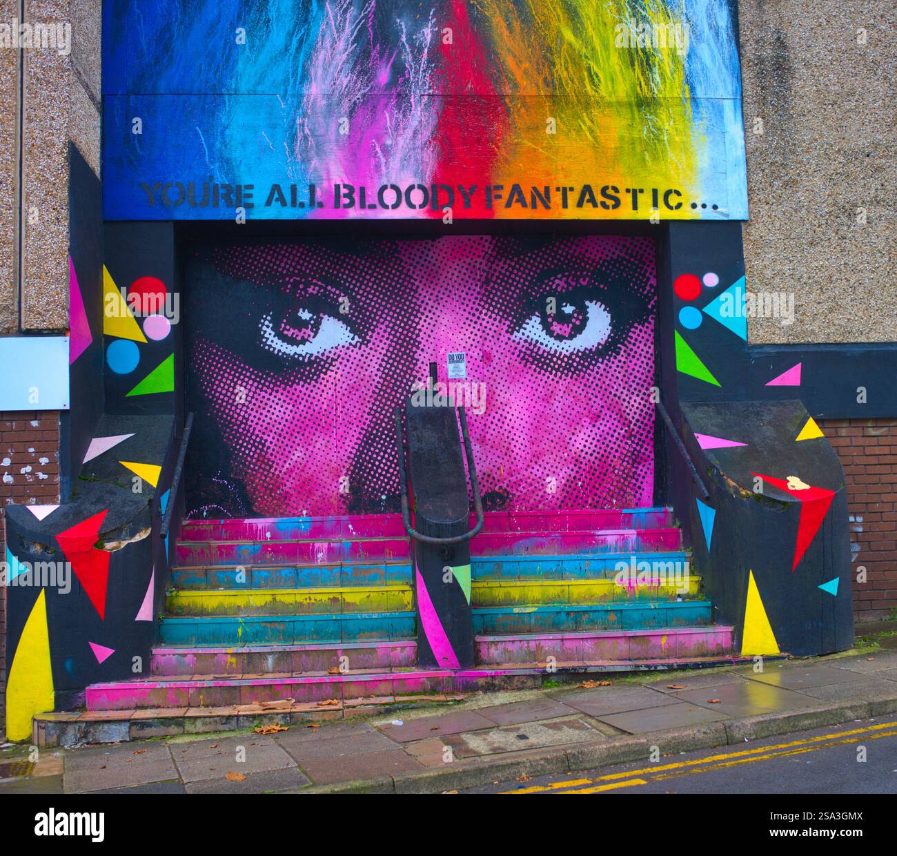 Street art urbana, Newport, Galles del Sud. Colori vivaci e vivaci. Rosa brillante giallo e blu. Foto Stock