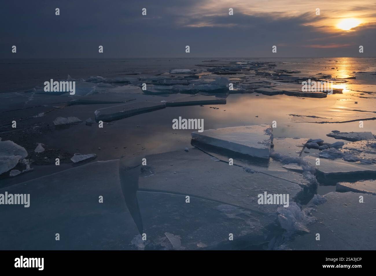 Paesaggio invernale artico al tramonto, sole freddo sopra il ghiaccio mock nella neve sul lago Foto Stock