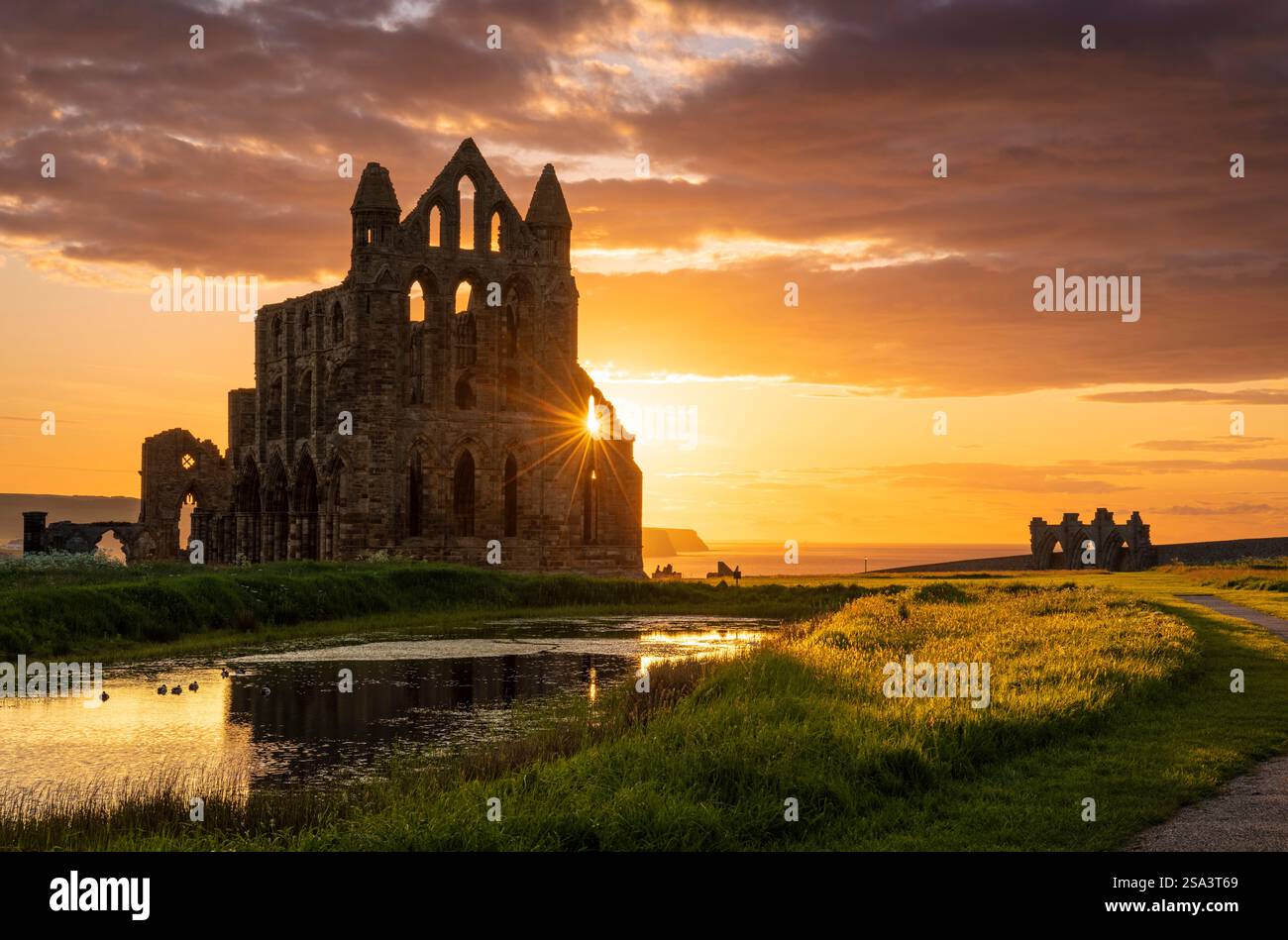 Abbazia di Whitby tramonto Whitby Yorkshire Whitby North Yorkshire Inghilterra Gran Bretagna Regno Unito GB Europa Foto Stock
