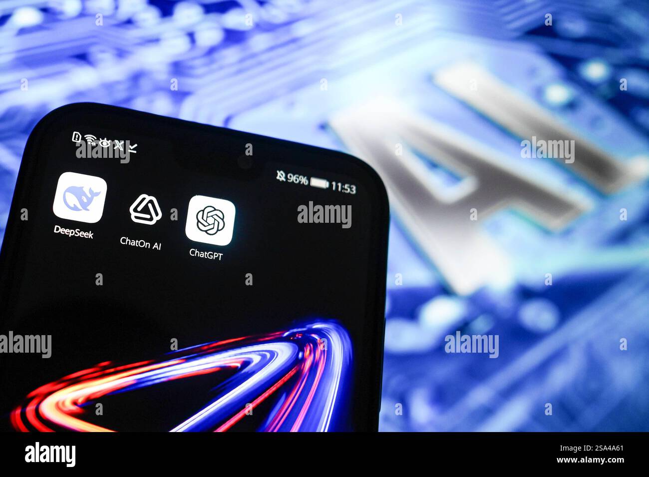 In questa illustrazione fotografica, i logo Deepseek, ChatGPT e ChatOn ai visualizzati su uno smartphone con un simbolo ai sullo sfondo. Foto Stock