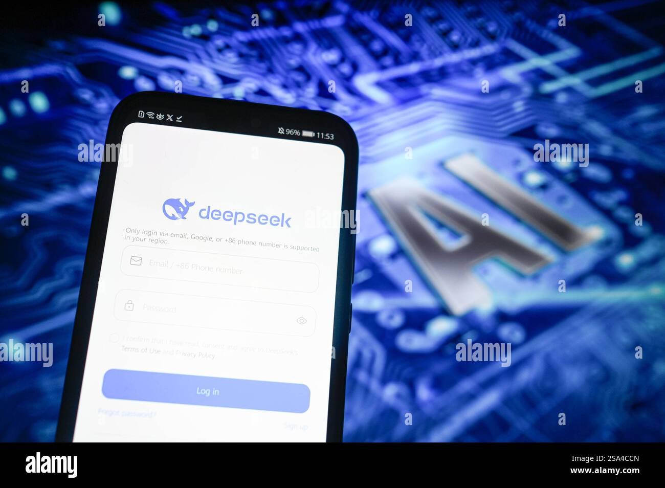 Polonia. 28 gennaio 2025. In questa immagine, l'app Deepseek viene visualizzata su uno smartphone con il simbolo ai sullo sfondo. (Foto di Omar Marques/SOPA Images/Sipa USA) *** esclusivamente per notizie editoriali *** credito: SIPA USA/Alamy Live News Foto Stock