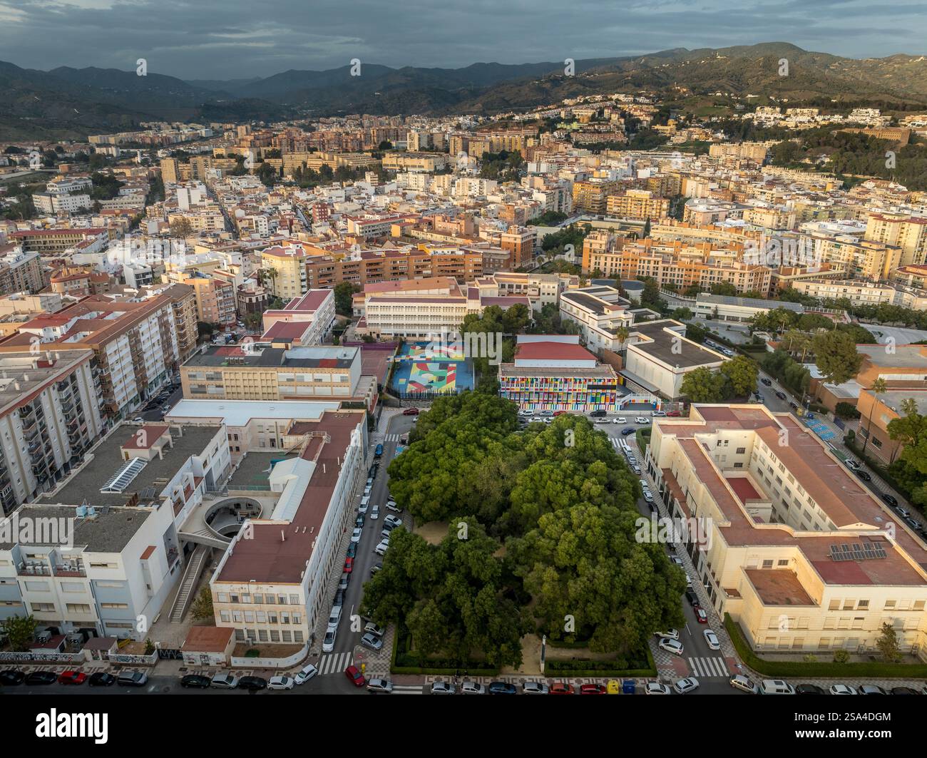 Vista aerea dell'Università di Malaga, campus Ejido che ospita le Facoltà di Scienze economiche, architettura Belle Arti, spettacolare cielo colorato del tramonto Foto Stock