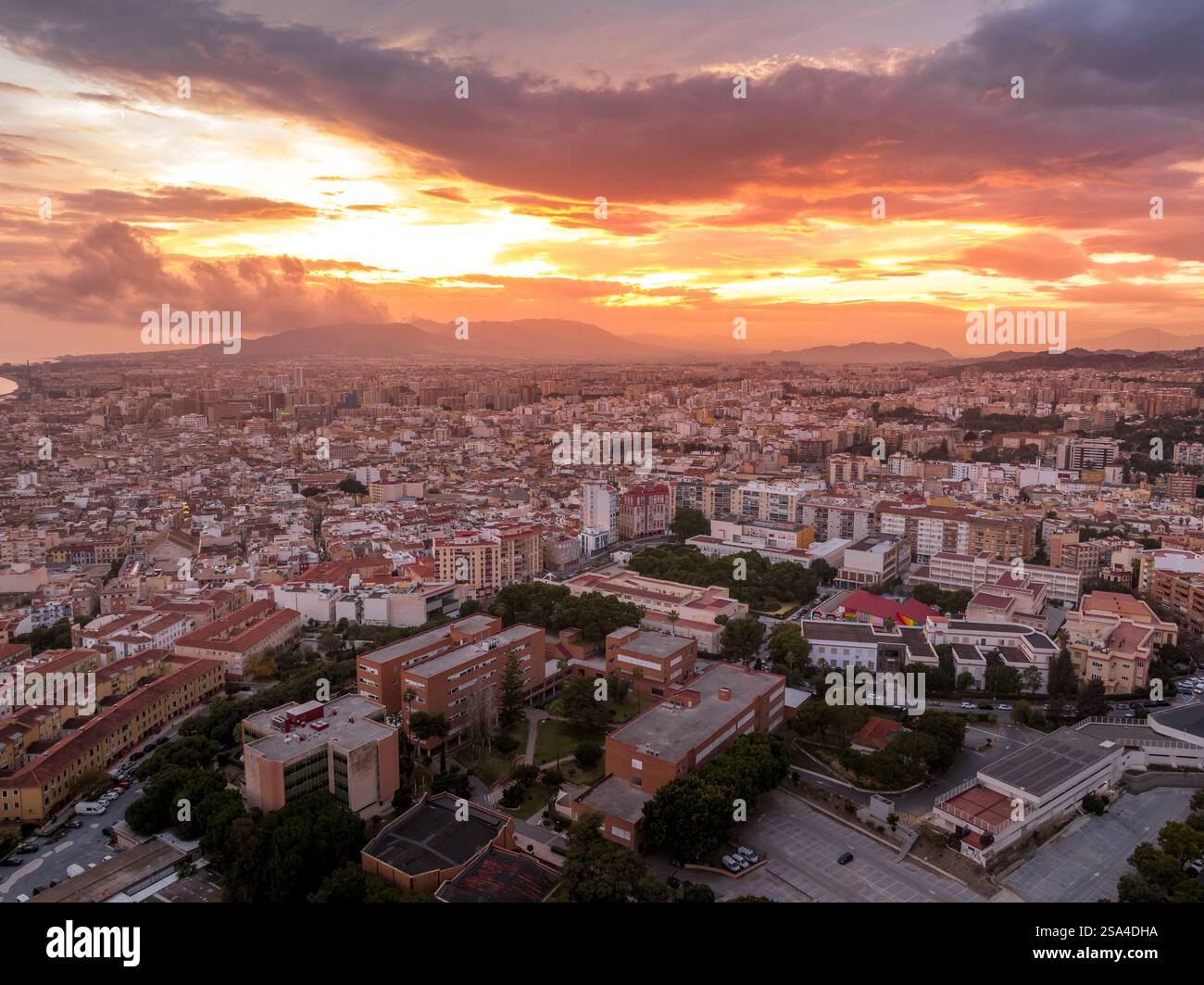 Vista aerea dell'Università di Malaga, campus Ejido che ospita le Facoltà di Scienze economiche, architettura Belle Arti, spettacolare cielo colorato del tramonto Foto Stock